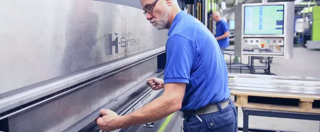 Kantzetten bij Fijn Mechanisch Centrum