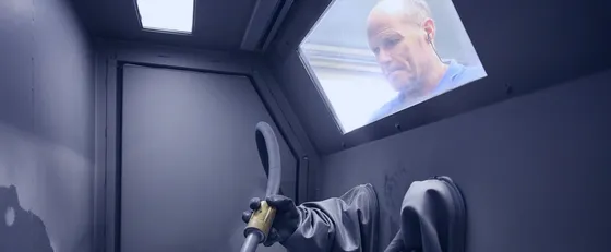 Productiehal en straalmachine bij Fijn Mechanisch Centrum in Riethoven